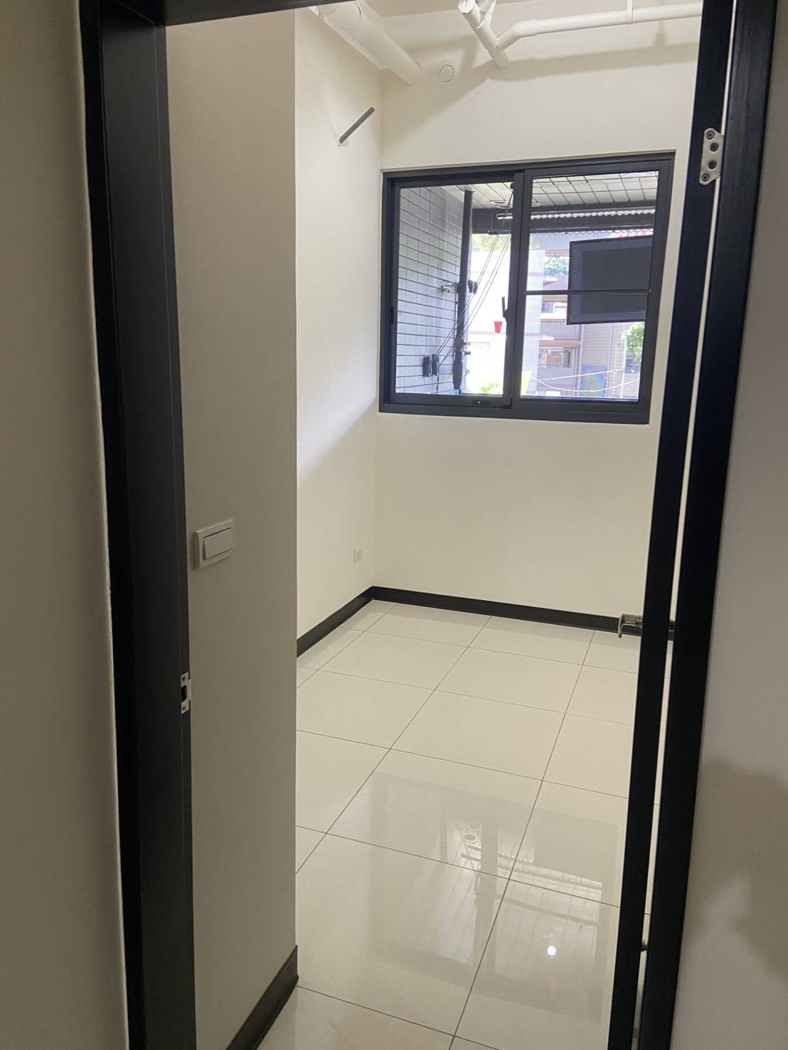 五股區成泰路黃金雙層 一樓當店面/二樓當住家 - 4