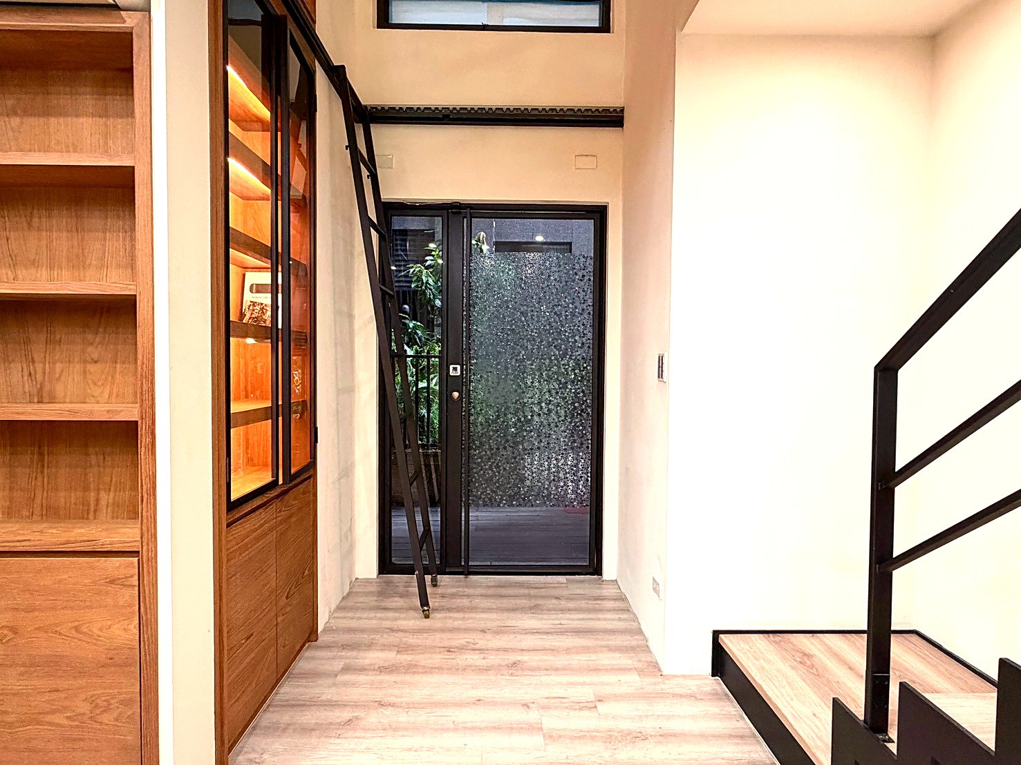 可租補報稅｜新店區公所站7分 6米挑高樓中樓 36,000｜溫水泳池・三樓空中花園・5.5坪前院 - 9