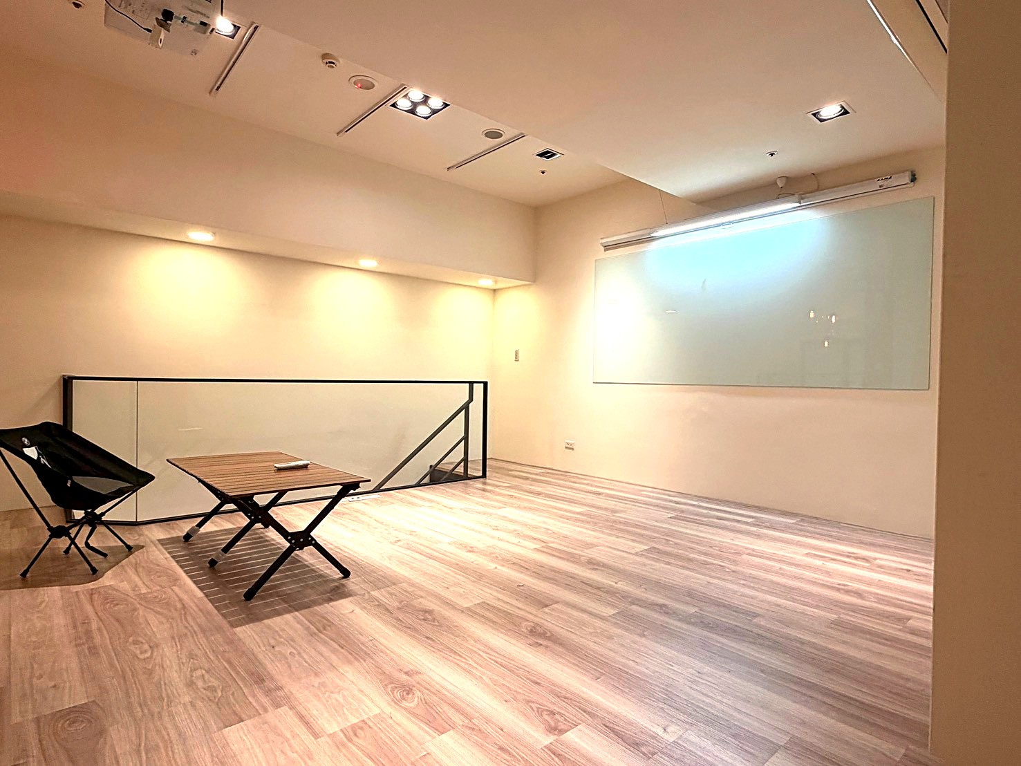 可租補報稅｜新店區公所站7分 6米挑高樓中樓 36,000｜溫水泳池・三樓空中花園・5.5坪前院 - 3