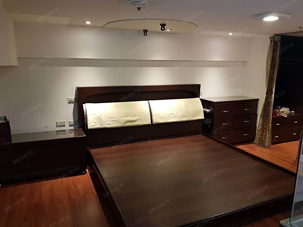【西門町稀有精品樓中樓】4.5米挑高｜露台｜雙衛浴｜Jacuzzi｜捷運3分鐘
